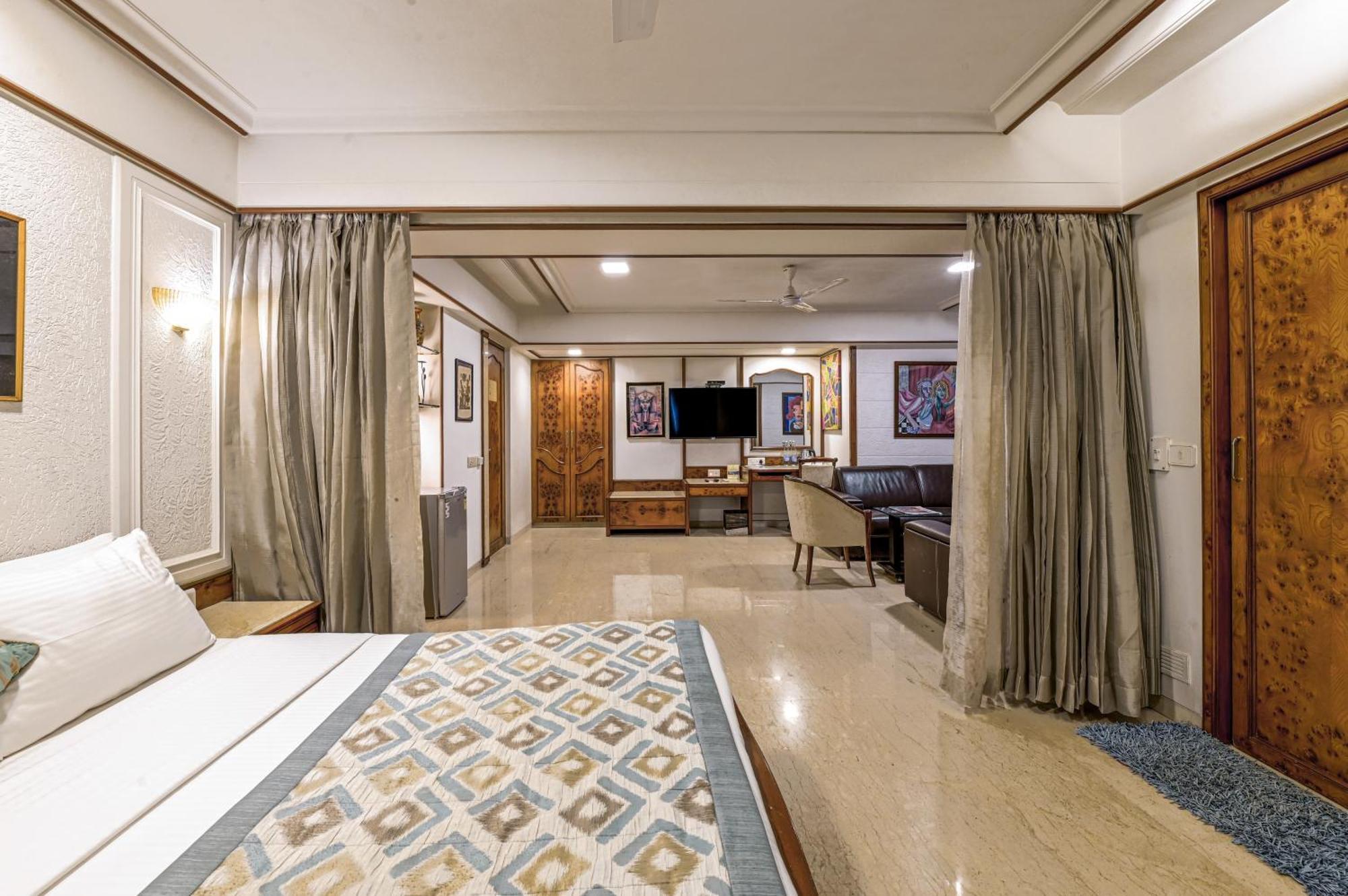 Hotel Regal Enclave Bombay Esterno foto