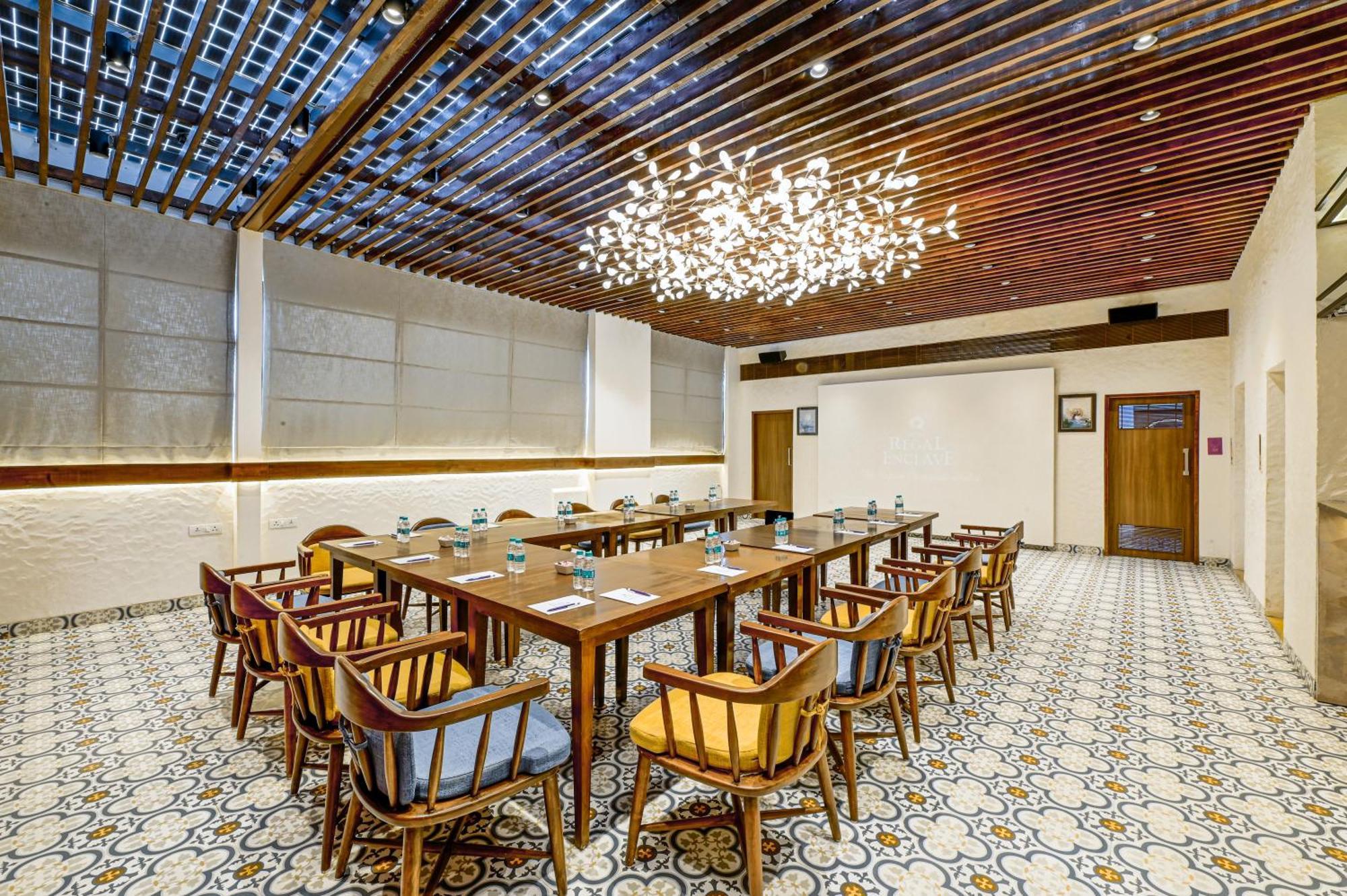 Hotel Regal Enclave Bombay Esterno foto