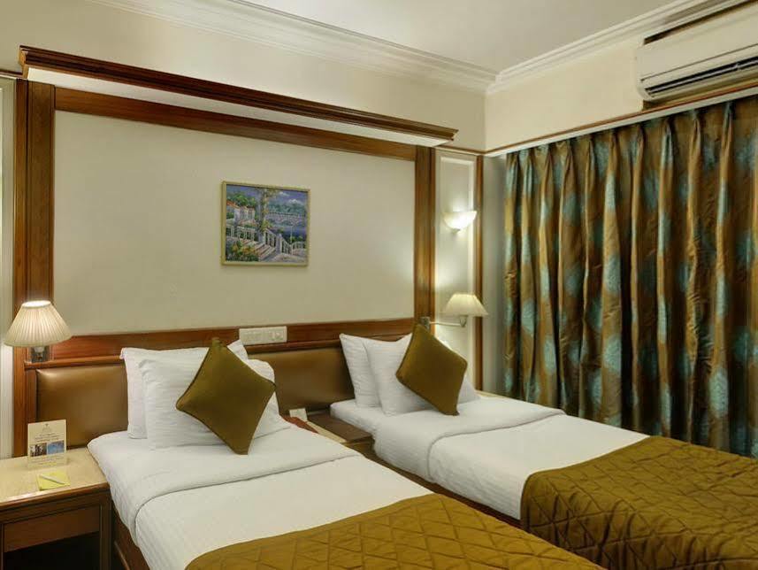 Hotel Regal Enclave Bombay Esterno foto